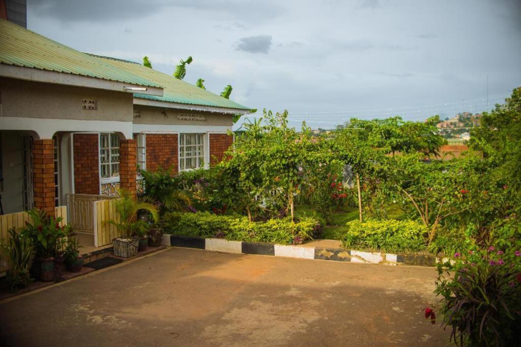 City Oasis By Siima _ Hidden Gem City Family Home Kampala Extérieur photo